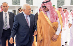 الرئيس الفلسطيني محمود عباس يصل إلى مدينة جدة، السعودية، يوم 19 أبريل/نيسان 2023. (الصورة عبر وكالة الأنباء السعودية)