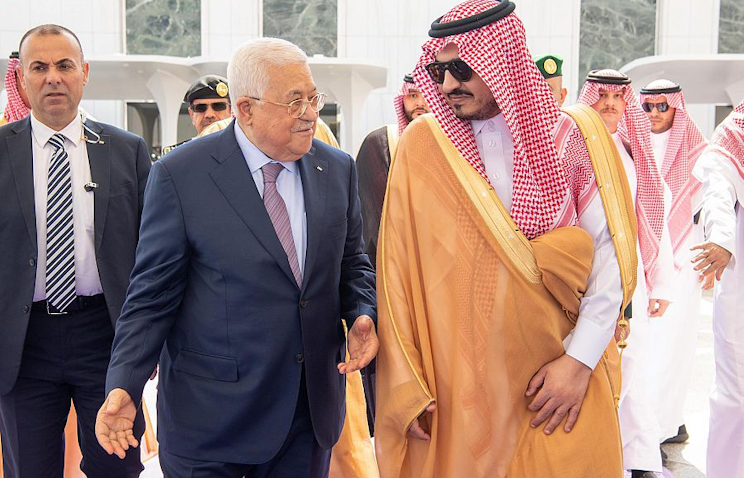 الرئيس الفلسطيني محمود عباس يصل إلى مدينة جدة، السعودية، يوم 19 أبريل/نيسان 2023. (الصورة عبر وكالة الأنباء السعودية)