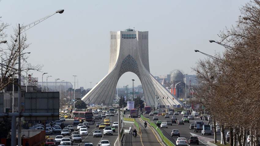 نمایی از برج آزادی؛ تهران، ایران، ۲۸ دی ۱۳۹۴. (عکس از گتی ایمیجز)