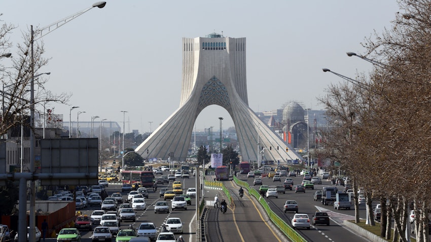 مشهد عام لبرج آزادي في طهران، إيران، يوم 18 يناير/كانون الثاني 2016. (الصورة عبر غيتي إيماجز)