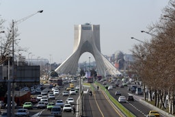مشهد عام لبرج آزادي في طهران، إيران، يوم 18 يناير/كانون الثاني 2016. (الصورة عبر غيتي إيماجز)