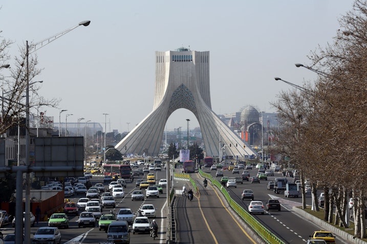 مشهد عام لبرج آزادي في طهران، إيران، يوم 18 يناير/كانون الثاني 2016. (الصورة عبر غيتي إيماجز)