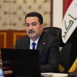 محمد شیاع السودانی، نخست‌وزیر عراق، در حال ریاست نشست شورای وزیران درباره‌ی بودجه‌ی عراق؛ ۲۲ اسفند ۱۴۰۱/ ۱۳ مارس ۲۰۲۳. (عکس از توییتر دفتر نخست‌وزیر عراق)