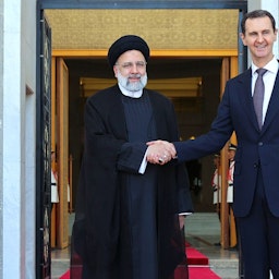 استقبال بشار اسد، رئیس‌جمهور سوریه، از ابراهیم رئیسی، رئیس‌جمهور ایران؛ دمشق، سوریه، ۱۳ اردیبهشت ۱۴۰۲. (عکس از وبسایت ریاست‌جمهوری ایران)
