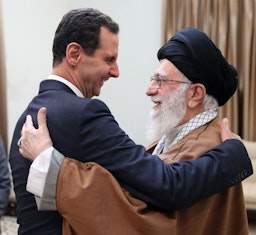 الرئيس السوري بشار الأسد يلتقي المرشد الأعلى الإيراني آية الله علي خامنئي في طهران، إيران. 25 فبراير/شباط 2019 (الصورة عبر موقع المرشد الأعلى الإيراني)