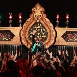 یک مداح ایرانی، در حال برگزاری مراسم عزاداری سال‌روز شهادت امام سوم شیعیان؛ تهران، ایران، ۱۰ مرداد ۱۴۰۱. (عکس از خبرگزاری تسنیم)