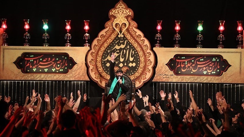 یک مداح ایرانی، در حال برگزاری مراسم عزاداری سال‌روز شهادت امام سوم شیعیان؛ تهران، ایران، ۱۰ مرداد ۱۴۰۱. (عکس از خبرگزاری تسنیم)