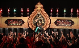رادود إيراني يحيي مجلس عزاء في ذكرى استشهاد الإمام الشيعي الثالث في طهران، إيران. 1 أغسطس/آب  2022 (الصورة عبر وكالة تسنيم للأنباء)