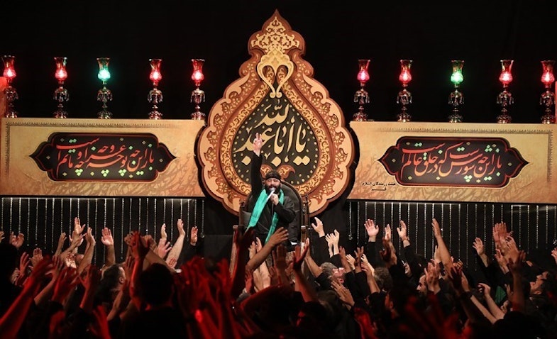 رادود إيراني يحيي مجلس عزاء في ذكرى استشهاد الإمام الشيعي الثالث في طهران، إيران. 1 أغسطس/آب  2022 (الصورة عبر وكالة تسنيم للأنباء)