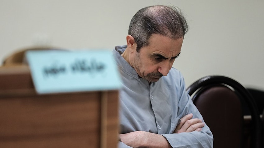 حبیب فرج‌الله چعب، رهبر معدوم یک گروه جدایی طلب عرب، در یک جلسه‌ی دادگاه؛ ۳ آبان ۱۴۰۱. مکان نامعلوم است. (عکس از خبرگزاری میزان)