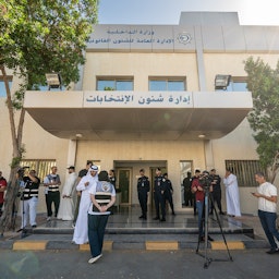 تجمع مردم کویت در بیرون ساختمان اداری امور انتخابات؛ شهر کویت، ۱۵ اردیبهشت ۱۴۰۲/ ۵ می ۲۰۲۳. (عکس از کونا)
