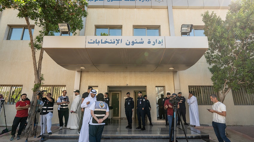 حشود تتجمع خارج مبنى إدارة شؤون الانتخابات في مدينة الكويت في 5 مايو/أيار 2023 (الصورة عبر وكالة كونا)