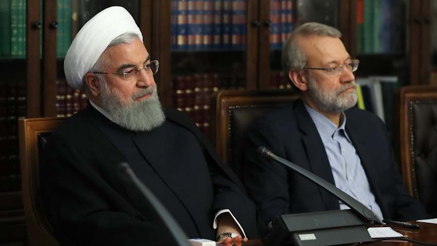 الرئيس الإيراني السابق حسن روحاني ورئيس البرلمان السابق علي لاريجاني في اجتماع للمجلس الأعلى للثورة الثقافية في طهران، 8 مايو/أيار 2019 (الصورة عبر موقع الرئاسة الإيرانية)