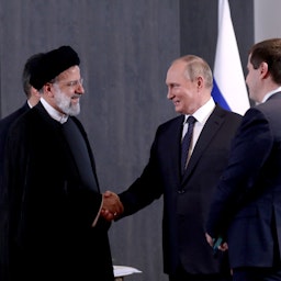 الرئيس الإيراني إبراهيم رئيسي يلتقي الرئيس الروسي فلاديمير بوتين في قمة منظمة شنغهاي للتعاون في سمرقند بأوزبكستان. 15 سبتمبر/أيلول 2022 (الصورة عبر موقع الرئاسة الإيرانية)