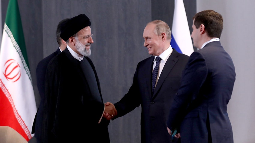 الرئيس الإيراني إبراهيم رئيسي يلتقي الرئيس الروسي فلاديمير بوتين في قمة منظمة شنغهاي للتعاون في سمرقند بأوزبكستان. 15 سبتمبر/أيلول 2022 (الصورة عبر موقع الرئاسة الإيرانية)
