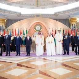 عکس دسته‌جمعی رهبران عرب، پیش از نشست سران اتحادیه‌ی عرب در جده؛ عربستان سعودی، ۲۹ اردیبهشت ۱۴۰۲/ ۱۹ می ۲۰۲۳. (عکس از وزارت خارجه‌ی عربستان)