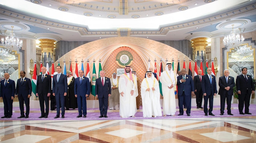 عکس دسته‌جمعی رهبران عرب، پیش از نشست سران اتحادیه‌ی عرب در جده؛ عربستان سعودی، ۲۹ اردیبهشت ۱۴۰۲/ ۱۹ می ۲۰۲۳. (عکس از وزارت خارجه‌ی عربستان)