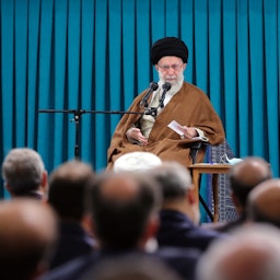 آیت‌الله علی خامنه‌ای، رهبر ایران، در حال سخنرانی در جمع مقامات وزارت خارجه؛ تهران، ایران، ۳۰ اردیبهشت ۱۴۰۲. (عکس از وبسایت رهبر ایران)