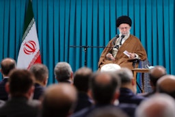 المرشد الأعلى الإيراني آية الله علي خامنئي يخاطب مسؤولي وزارة الخارجية في طهران في 20 مايو/أيار 2023. (الصورة عبر موقع المرشد الأعلى الإيراني)