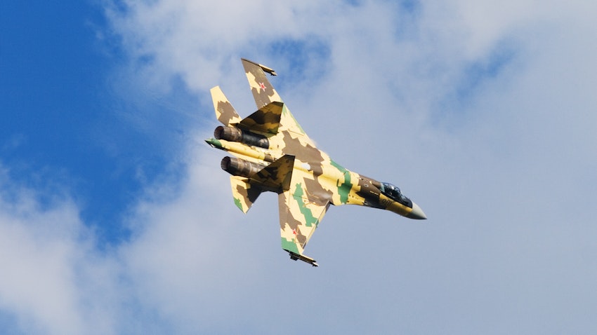 مقاتلة سوخوي 35 روسية الصنع تحلق خلال الذكرى السنوية لتأسيس سلاح الجو الروسي في 6 أغسطس/آب 2012. الموقع مجهول (تصوير آرتيم كاترانزي عبر ويكيميديا كومنز)