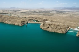 نمای هوایی از سد کجکی واقع در رودخانه هیرمند؛ افغانستان، ۲ خرداد ۱۳۹۱. (عکس از ویکی‌مدیا کامنز)