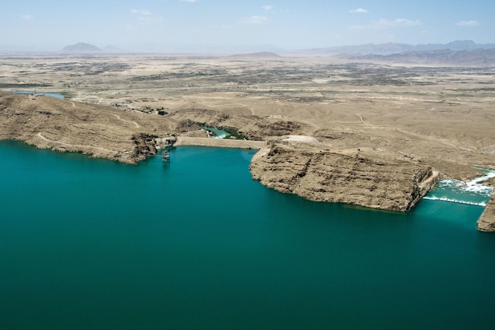 منظر جوي لسد كجكي الواقع على نهر هلمند في أفغانستان. 22 مايو/أيار 2012 .(الصورة عبر ويكيميديا كومنز)