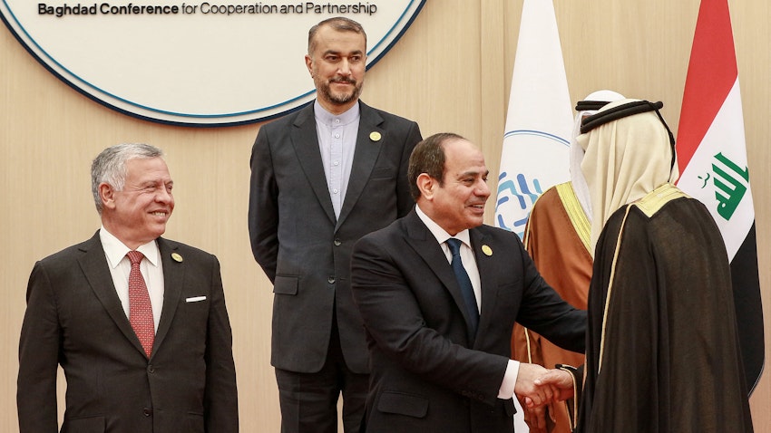 پادشاه اردن و وزیر امور خارجه‌ی ایران در حال نگاه به رئیس‌جمهور مصر که در همایش بغداد در حال دست‌دادن به یک مقام بلندپایه‌ است؛ سویمه، اردن، ۲۹ آذر ۱۴۰۱/ ۲۰ دسامبر ۲۰۲۲. (عکس از گتی ایمیجز)