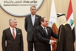 پادشاه اردن و وزیر امور خارجه‌ی ایران در حال نگاه به رئیس‌جمهور مصر که در همایش بغداد در حال دست‌دادن به یک مقام بلندپایه‌ است؛ سویمه، اردن، ۲۹ آذر ۱۴۰۱/ ۲۰ دسامبر ۲۰۲۲. (عکس از گتی ایمیجز)