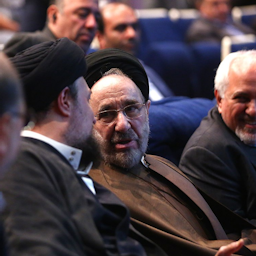 محمد خاتمی، رئیس‌جمهور پیشین، و محمدجواد ظریف، وزیر سابق امور خارجه‌، در یک مراسم سوگواری؛ تهران، ایران، ۹ خرداد ۱۴۰۲. (عکس از علیرضا رمضانی/ جماران)