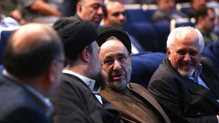 محمد خاتمی، رئیس‌جمهور پیشین، و محمدجواد ظریف، وزیر سابق امور خارجه‌، در یک مراسم سوگواری؛ تهران، ایران، ۹ خرداد ۱۴۰۲. (عکس از علیرضا رمضانی/ جماران)
