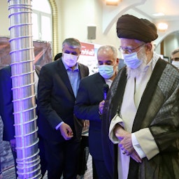 بازدید آیت‌الله علی خامنه‌ای، رهبر ایران، و محمد اسلامی، رئیس سازمان انرژی اتمی، از نمایشگاه دستاوردهای هسته‌ای ایران؛ تهران، ۲۱ خرداد ۱۴۰۲. (عکس از وبسایت رهبر ایران)