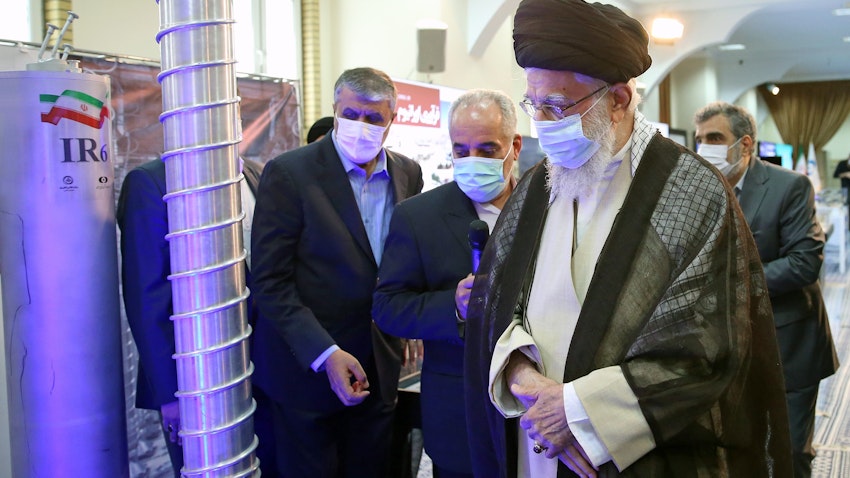 بازدید آیت‌الله علی خامنه‌ای، رهبر ایران، و محمد اسلامی، رئیس سازمان انرژی اتمی، از نمایشگاه دستاوردهای هسته‌ای ایران؛ تهران، ۲۱ خرداد ۱۴۰۲. (عکس از وبسایت رهبر ایران)