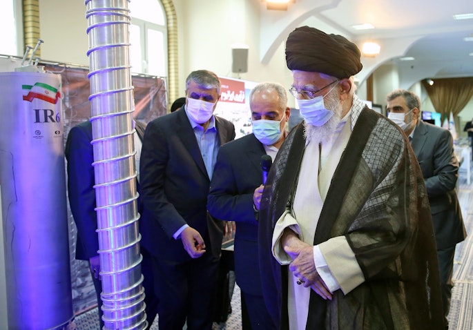 المرشد الأعلى الإيراني آية الله علي خامنئي ورئيس منظمة الطاقة الذرية الإيرانية محمد إسلامي يقومان بجولة في معرض للإنجازات النووية الإيرانية في طهران. 11 يونيو/حزيران 2023. (الصورة عبر الموقع الإلكتروني للمرشد الأعلى الإيراني)