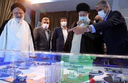 آیت‌الله علی خامنه‌ای، رهبر ایران، و محمد اسلامی، رئیس سازمان انرژی اتمی ایران، در حال بازدید از نمایشگاه دستاوردهای هسته‌ای ایران، تهران، ۲۱ خرداد ۱۴۰۲. (عکس از وب‌سایت رهبری)