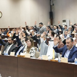 نمایندگان پارلمان عراق در حال رأی دادن به تصویب بودجه‌ی ملی جدید؛ بغداد، عراق، ۲۱ خرداد ۱۴۰۲/ ۱۱ ژوئن ۲۰۲۳. (عکس از توییتر دفتر رسانه‌ای رئیس پارلمان عراق)
