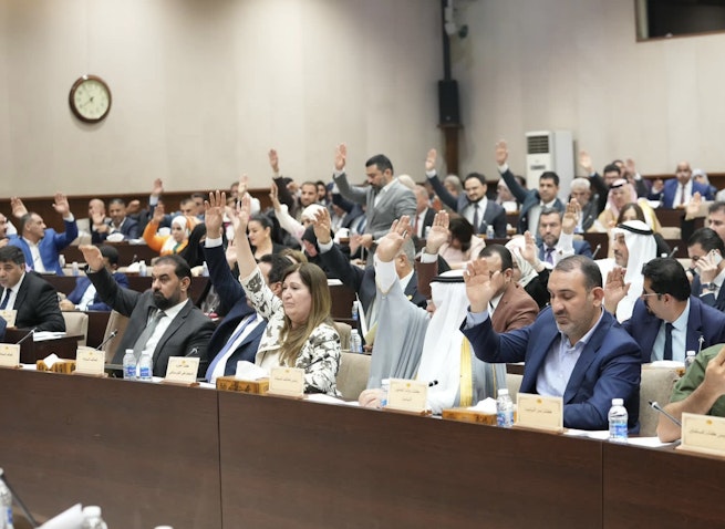 نمایندگان پارلمان عراق در حال رأی دادن به تصویب بودجه‌ی ملی جدید؛ بغداد، عراق، ۲۱ خرداد ۱۴۰۲/ ۱۱ ژوئن ۲۰۲۳. (عکس از توییتر دفتر رسانه‌ای رئیس پارلمان عراق)