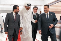 أمير قطر الشيخ تميم بن حمد آل ثاني يحضر مأدبة عشاء على شرفه استضافها رئيس الوزراء العراقي محمد شياع السوداني في بغداد، العراق. 15 يونيو/حزيران 2023. (الصورة عبر صفحة رئيس مجلس النواب على تويتر)