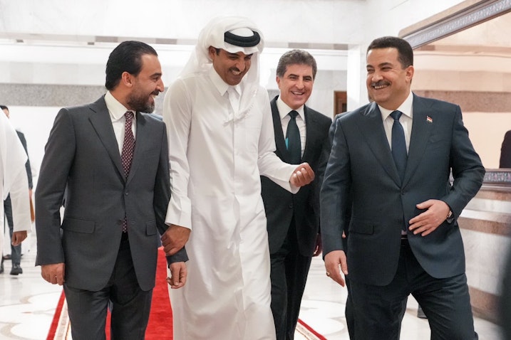 أمير قطر الشيخ تميم بن حمد آل ثاني يحضر مأدبة عشاء على شرفه استضافها رئيس الوزراء العراقي محمد شياع السوداني في بغداد، العراق. 15 يونيو/حزيران 2023. (الصورة عبر صفحة رئيس مجلس النواب على تويتر)