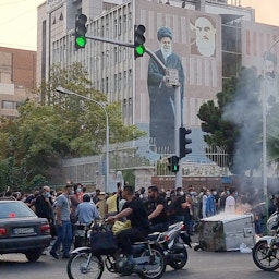 تجمع لمحتجين على وفاة مهسا جينا أميني في طهران، إيران. 19 سبتمبر/أيلول 2022 (الصورة عبر غيتي إيماجز)