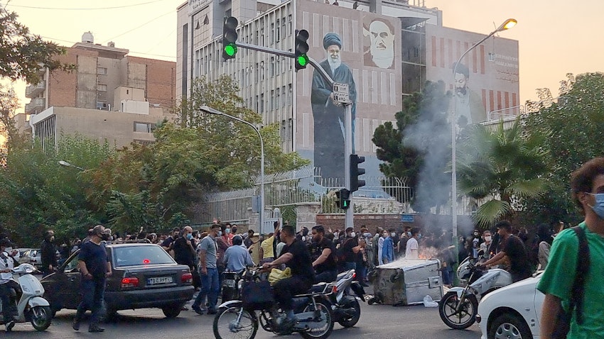 مردم در حال اعتراض به مرگ مهسا ژینا امینی؛ تهران، ایران، ۲۸ شهریور ۱۴۰۲. (عکس از گتی ایمیجز)