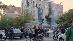 تجمع لمحتجين على وفاة مهسا جينا أميني في طهران، إيران. 19 سبتمبر/أيلول 2022 (الصورة عبر غيتي إيماجز)