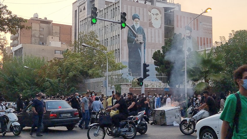 تجمع لمحتجين على وفاة مهسا جينا أميني في طهران، إيران. 19 سبتمبر/أيلول 2022 (الصورة عبر غيتي إيماجز)