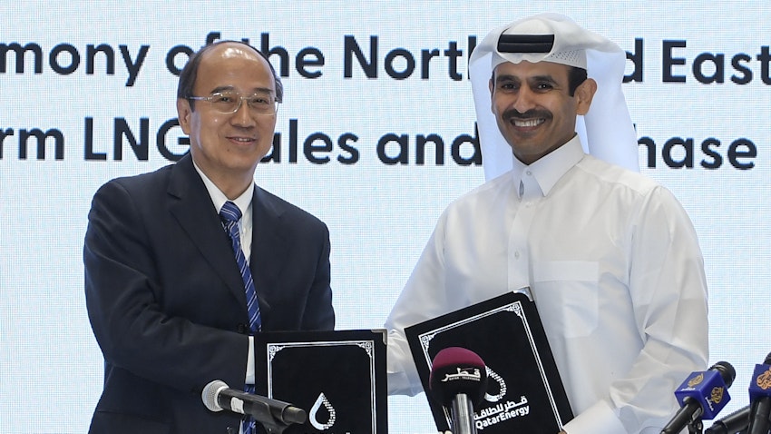 سعد بن شریده الکعبی، وزیر انرژی قطر، و دای هولیانگ، رئیس شرکت ملی نفت چین، پس از امضای قراردادی برای انتقال ال‌ان‌جی به چین؛ دوحه، قطر، ۳۰ خرداد ۱۴۰۲/ ۲۰ ژوئن ۲۰۲۳. (عکس از گتی ایمیجز)