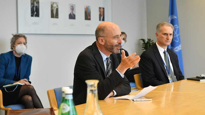 المبعوث الأميركي الخاص لإيران روبرت مالي يلتقي كبار ضباط الوكالة الدولية للطاقة الذرية في فيينا، النمسا، يوم 7 أبريل/نيسان 2021. (تصوير دين كالما عبر ويكيميديا كومنز)