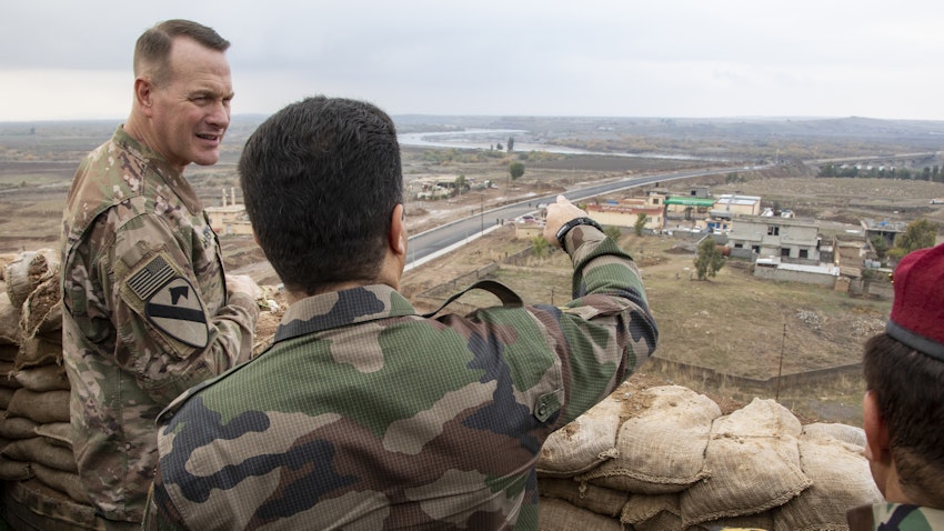 ضابط من قوات البيشمركة وعقيد من الجيش الأميركي في زيارة لبلدة جيور بإقليم كردستان العراق في 14 ديسمبر/كانون الأول 2019. (تصوير آنجل روسكيوكز عبر وزارة الدفاع الأميركية)
