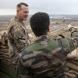 یک فرمانده پیشمرگه و یک سرهنگ ارتش ایالات متحده، مشرف به شهرک گویر؛ اقلیم کردستان عراق، ۲۳ آذر ۱۳۹۸/ ۱۴ دسامبر ۲۰۱۹. (عکس از انجل روسکیویچ/ وزارت دفاع ایالات متحده)