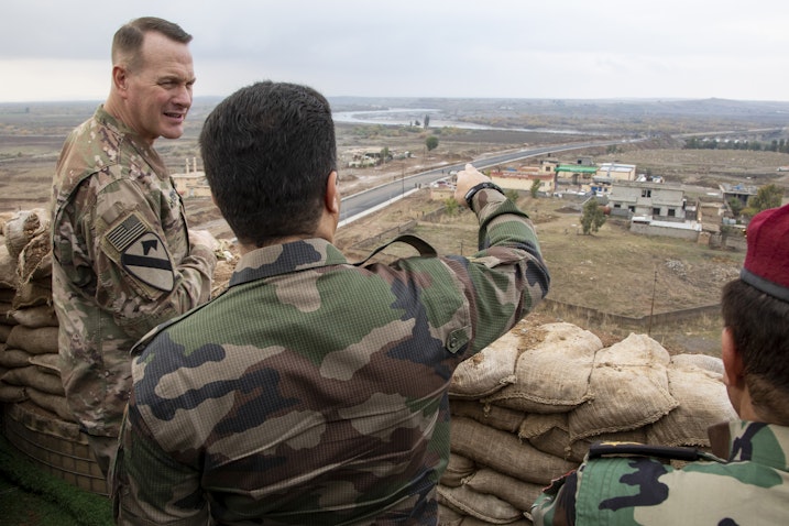 ضابط من قوات البيشمركة وعقيد من الجيش الأميركي في زيارة لبلدة جيور بإقليم كردستان العراق في 14 ديسمبر/كانون الأول 2019. (تصوير آنجل روسكيوكز عبر وزارة الدفاع الأميركية)