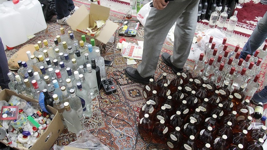 کشف و ضبط مشروبات الکلی دست‌ساز از یک تقطیرگاه زیرزمینی؛ شهر مذهبی مشهد، ایران، ۴ دی ۱۳۹۶. (عکس از ایرنا)