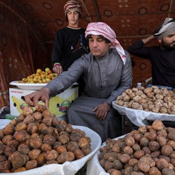 تاجر يبيع كمأة الصحراء في السوق المركزي في السماوة بالعراق. 1 مارس/آذار 2023. (الصورة عبر غيتي إيماجز)