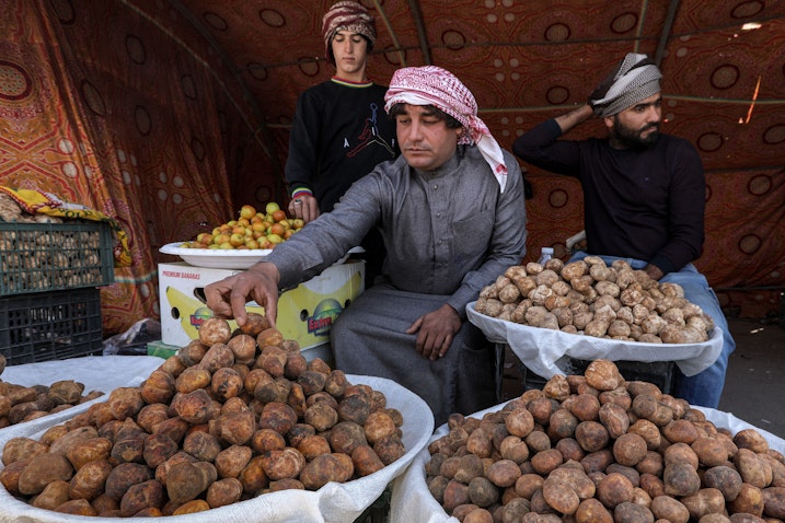 تاجر يبيع كمأة الصحراء في السوق المركزي في السماوة بالعراق. 1 مارس/آذار 2023. (الصورة عبر غيتي إيماجز)